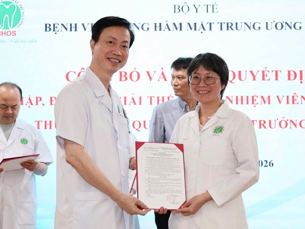 Trao quyết định bổ nhiệm cho ThS. Nguyễn Ngọc Bích, giữ chức vụ Trưởng Labo Phục hình răng và Nghiên cứu Vật liệu dự phòng nha khoa.